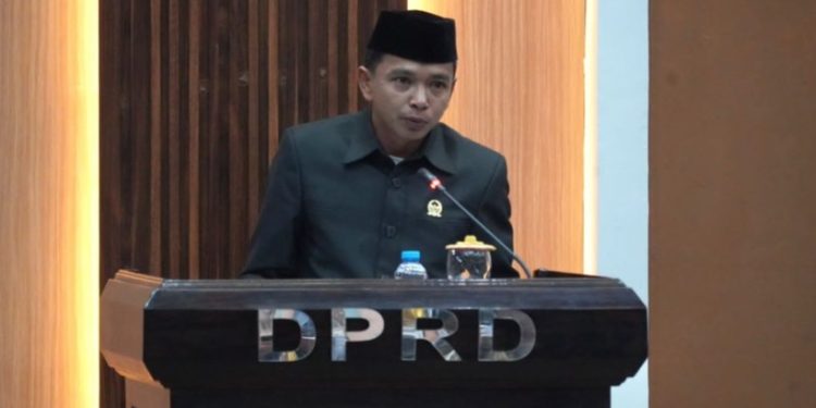 Juru bicara Fraksi NasDem, Aprianto, menyampaikan pandangan akhir fraksi dalam rapat paripurna persetujuan Ranperda penyertaan modal Perumdam Waemami di DPRD Luwu Timur, Kamis (04/06/2026).