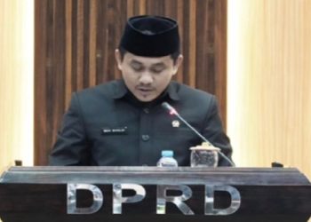 Juru bicara Fraksi PAN DPRD Luwu Timur, Muh. Rivaldi, menyampaikan pandangan akhir fraksi dalam rapat paripurna persetujuan Ranperda penyertaan modal Perumdam Waemami, Kamis (4/06/2026).