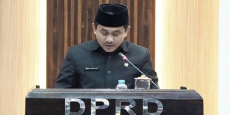 Juru bicara Fraksi PAN DPRD Luwu Timur, Muh. Rivaldi, menyampaikan pandangan akhir fraksi dalam rapat paripurna persetujuan Ranperda penyertaan modal Perumdam Waemami, Kamis (4/06/2026).