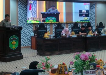 Sukasman, membacakan pendapat akhir Fraksi PDI Perjuangan atas ranperda pertanggungjawaban pelaksanaan APBD 2025 Luwu Timur, Jumat (10/07/2026). Foto: Jaeja.id