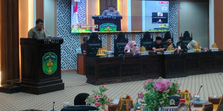 Sukasman, membacakan pendapat akhir Fraksi PDI Perjuangan atas ranperda pertanggungjawaban pelaksanaan APBD 2025 Luwu Timur, Jumat (10/07/2026). Foto: Jaeja.id
