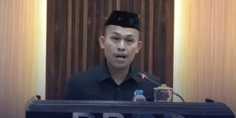 Anggota DPRD Luwu Timur, Erick Estrada, menyampaikan pandangan akhir Fraksi PDI Perjuangan dalam rapat paripurna persetujuan Ranperda Perumdam Waemami, Kamis (4/6/2026).