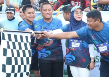 Bupati Luwu Timur Irwan Bachri Syam melepas 3.000 peserta Fun Run Juara 2026 di Bundaran Batara Guru, Malili, Minggu (21/6), dalam rangka HUT ke-23 Kabupaten Luwu Timur. Foto: Kominfo-SP