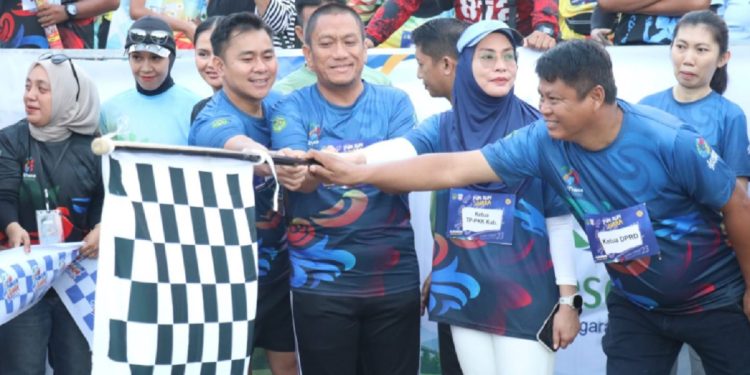 Bupati Luwu Timur Irwan Bachri Syam melepas 3.000 peserta Fun Run Juara 2026 di Bundaran Batara Guru, Malili, Minggu (21/6), dalam rangka HUT ke-23 Kabupaten Luwu Timur. Foto: Kominfo-SP