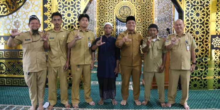 Bupati Luwu Timur Irwan Bachri Syam mengumumkan empat ASN penerima program umrah gratis usai salat Ashar berjamaah di Masjid Amirul Mu'minin, Malili, Senin (22/06/2026). Foto: Kominfo-SP