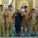 Bupati Luwu Timur Irwan Bachri Syam mengumumkan empat ASN penerima program umrah gratis usai salat Ashar berjamaah di Masjid Amirul Mu'minin, Malili, Senin (22/06/2026). Foto: Kominfo-SP