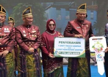 Ketua DPRD Luwu Timur, Ober Datte, menerima bantuan truk sampah dan kontainer dari PT Citra Lampia Mandiri pada HUT ke-23 Luwu Timur, Senin (8/6/2026).