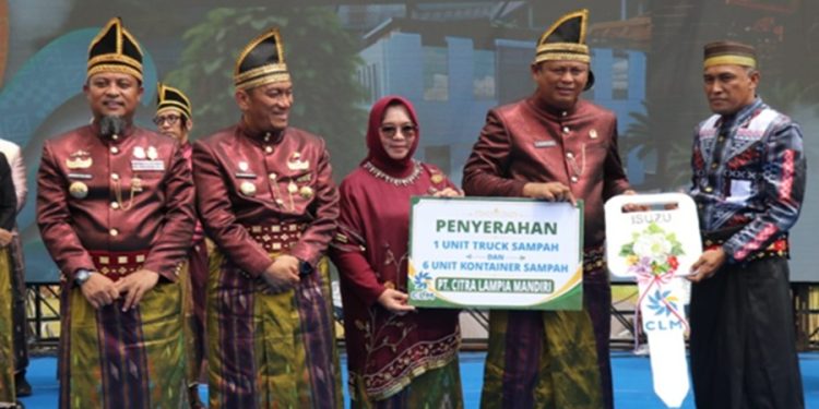 Ketua DPRD Luwu Timur, Ober Datte, menerima bantuan truk sampah dan kontainer dari PT Citra Lampia Mandiri pada HUT ke-23 Luwu Timur, Senin (8/6/2026).