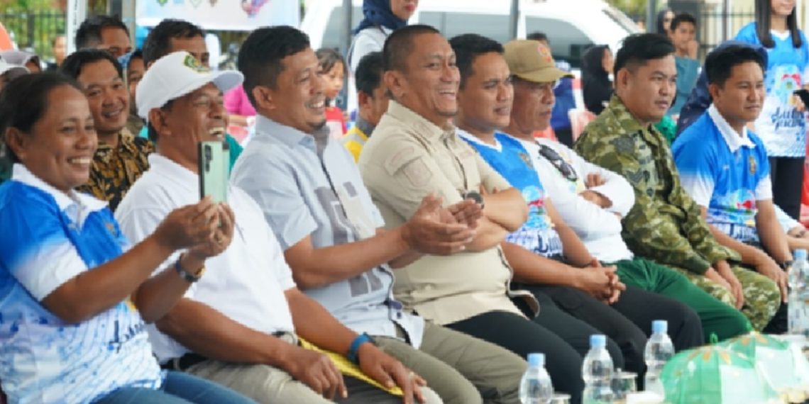 Anggota DPRD Luwu Timur, Rusdi Layong (ketiga dari kiri), menghadiri pembukaan Turnamen Bola Voli Ibas Cup 2026 di Desa Ledu-Ledu, Kecamatan Wasuponda, Jumat (19/6/2026).