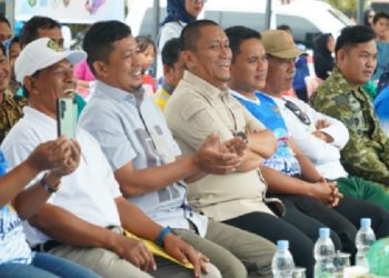 Anggota DPRD Luwu Timur, Rusdi Layong (ketiga dari kiri), menghadiri pembukaan Turnamen Bola Voli Ibas Cup 2026 di Desa Ledu-Ledu, Kecamatan Wasuponda, Jumat (19/6/2026).