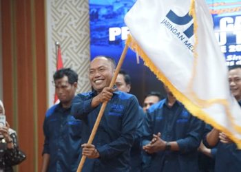 Ketua JMSI Luwu Timur, Jumaidil yang baru dilantik bersama jajaran pengurus lainnya, mengibarkan bendera pataka JMSI, di Aula Sasana Praja, Kantor Bupati Luwu Timur, Jumat (3/7/2026). Foto: IST