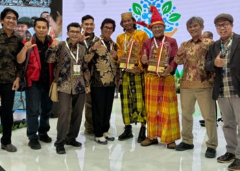 Ketua PM WTC, Adnan, menerima Penghargaan Kalpataru Adya 2026 sebagai bentuk apresiasi atas pelestarian Hutan Cerekang, Kamis (11/06/2026). Foto: Warta Lutim