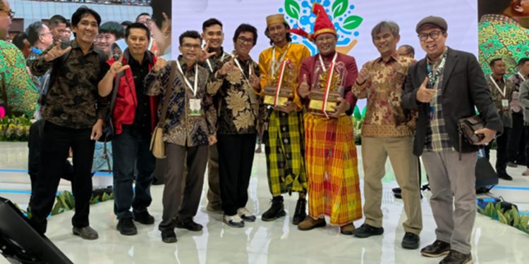 Ketua PM WTC, Adnan, menerima Penghargaan Kalpataru Adya 2026 sebagai bentuk apresiasi atas pelestarian Hutan Cerekang, Kamis (11/06/2026). Foto: Warta Lutim
