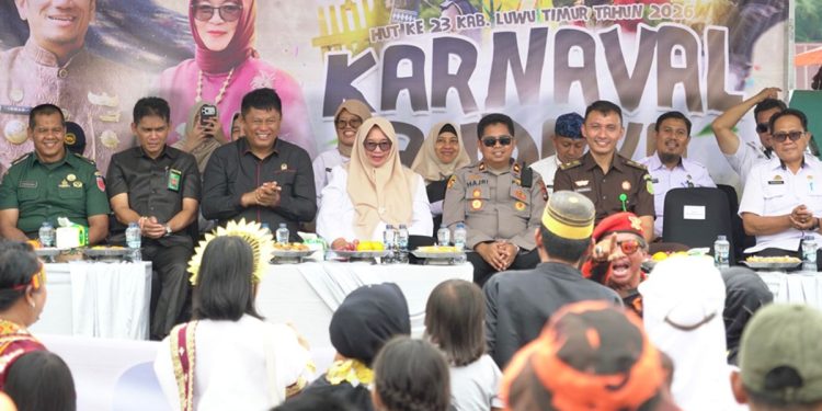 Karnaval Budaya dalam rangka memeriahkan Hari Jadi ke 23 Kabupaten Luwu Timur yang berlangsung di kawasan Anjungan Sungai Malili, Rabu (3/6/2026).