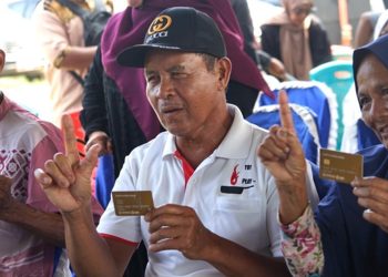 Penyerahan bantuan kepada lansia di Desa Wonorejo Timur, Kecamatan Mangkutana, Minggu (28/6/2026). Foto: Kominfo-SP