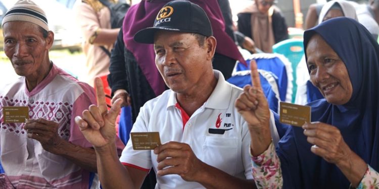 Penyerahan bantuan kepada lansia di Desa Wonorejo Timur, Kecamatan Mangkutana, Minggu (28/6/2026). Foto: Kominfo-SP