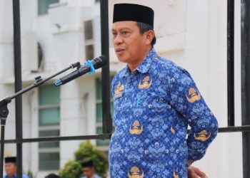 Sekda Luwu Timur Ramadhan Pirade memberikan arahan kepada ASN saat Upacara Hari Kesadaran Nasional di halaman Kantor Bupati, Malili. Foto: Kominfo-SP