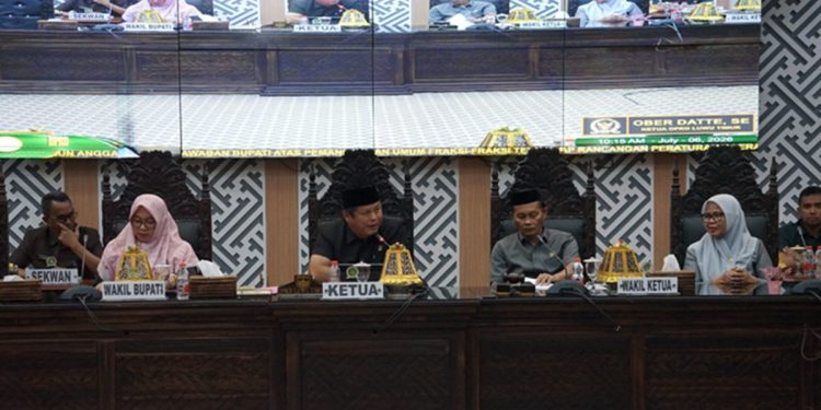 Rapat paripurna dengan agenda jawaban bupati atas pandangan fraksi terhadap laporan pertanggungjawaban APBD 2025, Senin (06/07/2026).