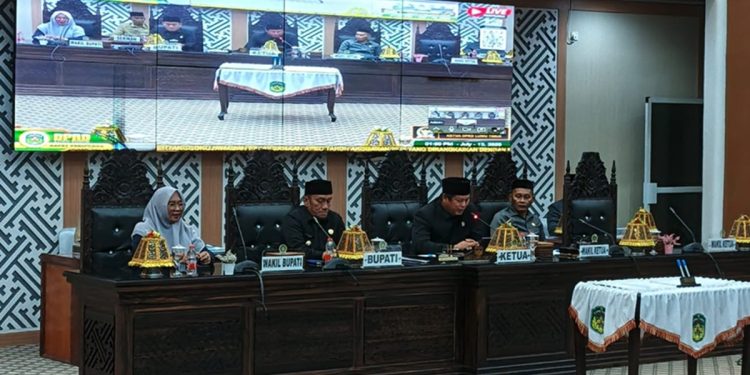 Caption foto: Rapat paripurna persetujuan ranperda APBD Luwu Timur 2025 dan penyerahan KUA-PPAS 2027, Senin (13/07/2026). Foto: Jaeja.id