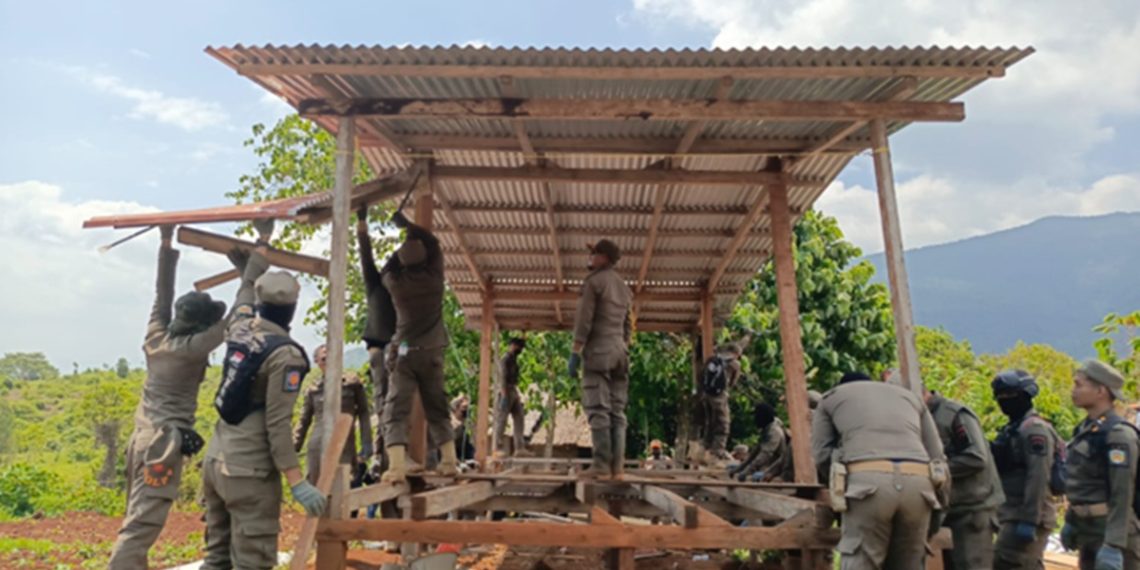 Pembongkaran rumah petani yang mengelola aset Pemkab Luwu Timur di Laoli Desa Harapan, Kecamatan Malili, Kamis (30/07/2026). foto: jaeja.id