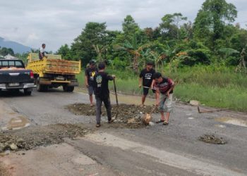Petugas melakukan penanganan sementara pada ruas Jalan Ussu–Batas Kota Malili, Kamis (18/06/2026) sambil menunggu pelaksanaan perbaikan permanen oleh BBPJN Sulawesi Selatan. Foto: Kominfo-SP