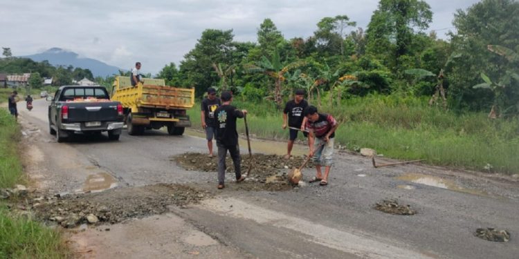 Petugas melakukan penanganan sementara pada ruas Jalan Ussu–Batas Kota Malili, Kamis (18/06/2026) sambil menunggu pelaksanaan perbaikan permanen oleh BBPJN Sulawesi Selatan. Foto: Kominfo-SP