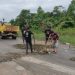 Petugas melakukan penanganan sementara pada ruas Jalan Ussu–Batas Kota Malili, Kamis (18/06/2026) sambil menunggu pelaksanaan perbaikan permanen oleh BBPJN Sulawesi Selatan. Foto: Kominfo-SP