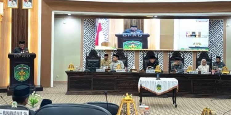 Suasana rapat paripurna penetapan tiga Peraturan Daerah sebagai dasar pembangunan dan pelayanan public, Senin (29/06/2026). Foto: Warta Lutim
