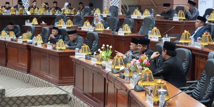 Suasana rapat paripurna dengan agenda pandangan akhir fraksi atas ranperda penyertaan modal Perumdam Waemami, Kamis (4/6/2026).