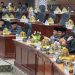 Suasana rapat paripurna dengan agenda pandangan akhir fraksi atas ranperda penyertaan modal Perumdam Waemami, Kamis (4/6/2026).