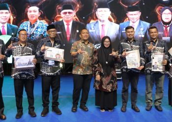 Bupati Irwan Bachri Syam didampingi Wabup Puspawati Husler Bersama para kepala dinas inovatif meluncurkan enam proyek perubahan pada malam penganugerahan Bupati Award 2026 di Malili, Senin (8/06/2026). Foto: Kominfo-SP