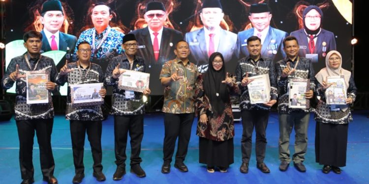 Bupati Irwan Bachri Syam didampingi Wabup Puspawati Husler Bersama para kepala dinas inovatif meluncurkan enam proyek perubahan pada malam penganugerahan Bupati Award 2026 di Malili, Senin (8/06/2026). Foto: Kominfo-SP