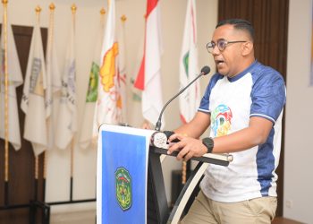 Ketua KONI Luwu Timur, Herawan Raditya menyampaikan sambutan pada rapat kerja KONI Lutim di Aula Wisma Trans, Malili, Sabtu (18/07/2026). Foto: Chullank_Art