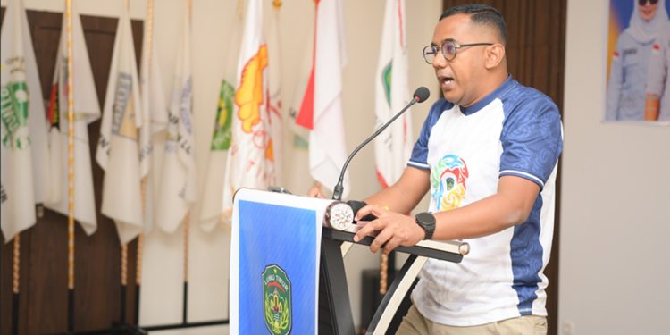 Ketua KONI Luwu Timur, Herawan Raditya menyampaikan sambutan pada rapat kerja KONI Lutim di Aula Wisma Trans, Malili, Sabtu (18/07/2026). Foto: Chullank_Art