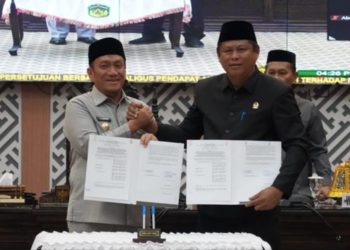 Bupati Luwu Timur, Irwan Bachri Syam menyerahkan Ranperda Pertanggungjawaban Pelaksanaan APBD Tahun Anggaran 2025, Senin (29/06/2026). Foto: Warta Lutim