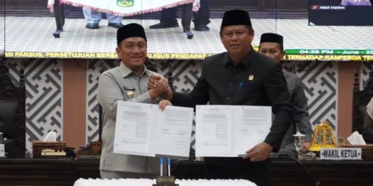 Bupati Luwu Timur, Irwan Bachri Syam menyerahkan Ranperda Pertanggungjawaban Pelaksanaan APBD Tahun Anggaran 2025, Senin (29/06/2026). Foto: Warta Lutim