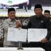 Bupati Luwu Timur, Irwan Bachri Syam menyerahkan Ranperda Pertanggungjawaban Pelaksanaan APBD Tahun Anggaran 2025, Senin (29/06/2026). Foto: Warta Lutim