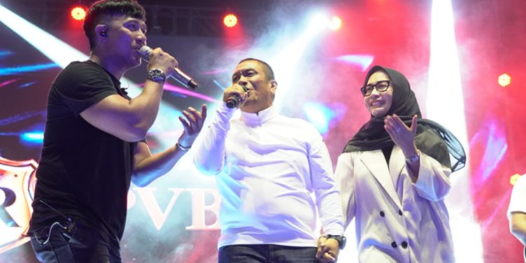 Bupati Luwu Timur, Irwan Bachri Syam dan istri, Ani Nurbani ikut bernyanyi bersama Repvblik Band di Lapangan Pendidikan Malili, Jumat (12/06/2026). Foto: Kominfo-SP