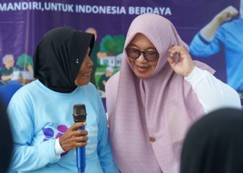 Wakil Bupati Luwu Timur, Puspawati Husler, senam sehat bersama ratusan lansia pada peringatan Hari Lansia Nasional ke-30 di halaman Dinas Kesehatan Luwu Timur, Sabtu (27/06/2026). Foto: Kominfo-SP