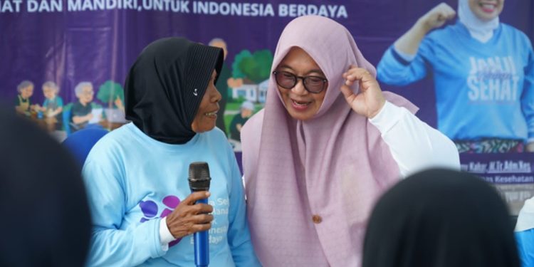 Wakil Bupati Luwu Timur, Puspawati Husler, senam sehat bersama ratusan lansia pada peringatan Hari Lansia Nasional ke-30 di halaman Dinas Kesehatan Luwu Timur, Sabtu (27/06/2026). Foto: Kominfo-SP
