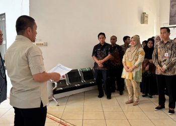 Bupati Luwu Timur, Irwan Bachri Syam, memeriksa kehadiran pegawai dan fasilitas pelayanan saat inspeksi mendadak di sejumlah OPD, Kamis (25/06/2026). Foto: Kominfo-SP