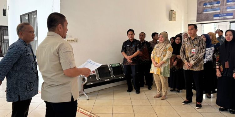 Bupati Luwu Timur, Irwan Bachri Syam, memeriksa kehadiran pegawai dan fasilitas pelayanan saat inspeksi mendadak di sejumlah OPD, Kamis (25/06/2026). Foto: Kominfo-SP