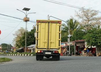 Sebuah truk tampak nekat masuk ke Jalan Sangkuruwira, Kecamatan Wotu, Luwu Timur, Minggu (28/06/2026), meski ada rambu larangan. Foto: Jaeja.id