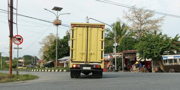 Sebuah truk tampak nekat masuk ke Jalan Sangkuruwira, Kecamatan Wotu, Luwu Timur, Minggu (28/06/2026), meski ada rambu larangan. Foto: Jaeja.id