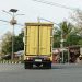 Sebuah truk tampak nekat masuk ke Jalan Sangkuruwira, Kecamatan Wotu, Luwu Timur, Minggu (28/06/2026), meski ada rambu larangan. Foto: Jaeja.id