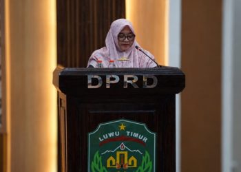 Wakil Bupati Luwu Timur, Puspawati Husler menyampaikan jawaban pemerintah atas pandangan fraksi mengenai pertanggungjawaban APBD 2025, Senin (06/07/2026).