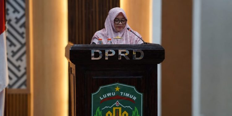 Wakil Bupati Luwu Timur, Puspawati Husler menyampaikan jawaban pemerintah atas pandangan fraksi mengenai pertanggungjawaban APBD 2025, Senin (06/07/2026).