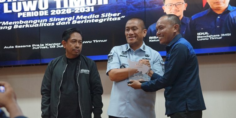 Bupati Luwu Timur, Irwan Bachri Syam menerima cendera mata dari Ketua JMSI Luwu Timur, Jumaidil yang baru dilantik di Aula Sasana Praja, Jumat (03/07/2026). Foto: Warta Lutim