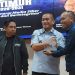 Bupati Luwu Timur, Irwan Bachri Syam menerima cendera mata dari Ketua JMSI Luwu Timur, Jumaidil yang baru dilantik di Aula Sasana Praja, Jumat (03/07/2026). Foto: Warta Lutim