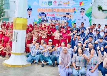 Sekda Luwu Timur, Ramadhan Pirade foto Bersama peserta upacara Hari Anak Nasional di halaman Kantor Bupati Lutim, Kamis (23/07/2026). Foto : Warta Lutim